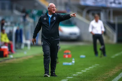 O técnico Luiz Felipe Scolari estreia no Grêmio contra o Inter no primeiro turno do Brasileirão, na Arena.<!-- NICAID(14880731) -->