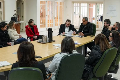 Lideranças empresariais e membros da Câmara da Indústria, Comércio, Serviços e Agronegócio (CICS) de Farroupilha estiveram com o prefeito da cidade Jonas Tomazini na manhã desta quita-feira (7) para discutir os impactos da taxação aplicada pelos Estados Unidos aos produtos brasileiros. <!-- NICAID(16096386) -->
