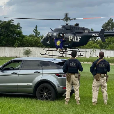 Homem é preso após ser flagrado com carro roubado  em alta velocidade na BR-116. PRF contou com auxílio de helicóptero para realizar a abordagem<!-- NICAID(15693631) -->