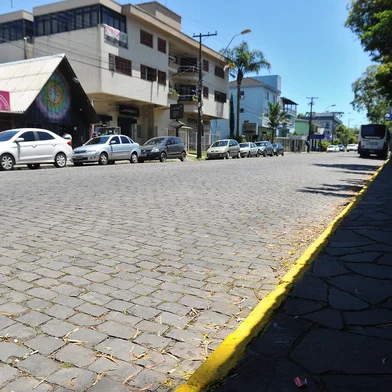 CAXIAS DO SUL, RS, BRASIL, 18/11/2022. A prefeitura proibiu o estacionamento das 22h30min às 6h30min, em razão de badernas, na Rua Francisco Getulio Vargas, na área da Universidade de Caxias do Sul, bem na frente dos bares (Chalé e Baruks). Também foram pintadas faixas amarelas em frente ao bloco A, onde fica a reitoria da universidade. (Bruno Todeschini/Agência RBS)<!-- NICAID(15269277) -->