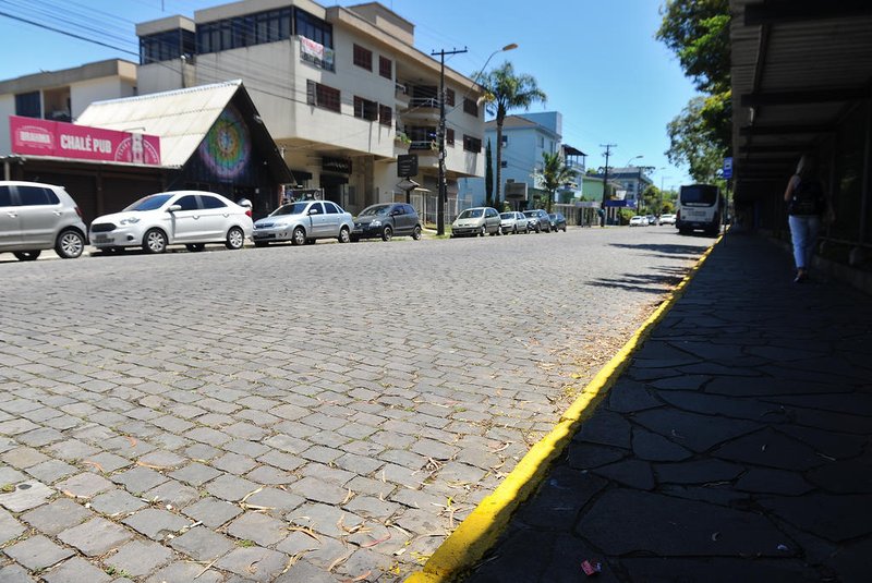 CAXIAS DO SUL, RS, BRASIL, 18/11/2022. A prefeitura proibiu o estacionamento das 22h30min às 6h30min, em razão de badernas, na Rua Francisco Getulio Vargas, na área da Universidade de Caxias do Sul, bem na frente dos bares (Chalé e Baruks). Também foram pintadas faixas amarelas em frente ao bloco A, onde fica a reitoria da universidade. (Bruno Todeschini/Agência RBS)<!-- NICAID(15269277) -->