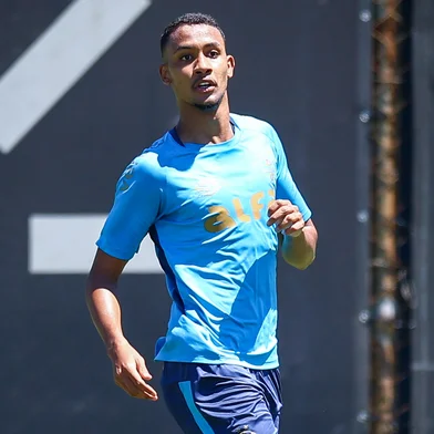 RS - FUTEBOL/ TREINO GREMIO 2025 - ESPORTES - Jogadores do Gremio realizam treino tÃ©cnico durante a manha desta quarta-feira, no CT Luiz Carvalho, na preparaÃ§Ã£o para a partida valida pelo Campeonato Brasileiro 2025. Na foto, André Henrique. FOTO: LUCAS UEBEL/GREMIO FBPA<!-- NICAID(16151765) -->