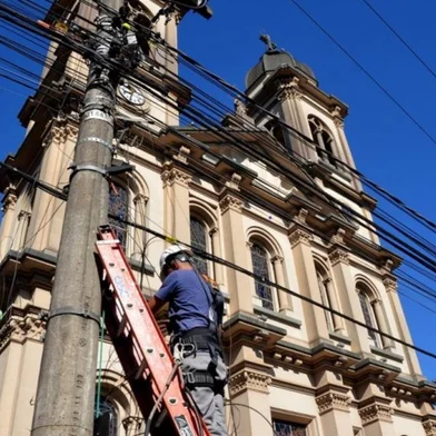 Ação para retirada de fios em desuso de postes em Santa Maria<!-- NICAID(15476665) -->