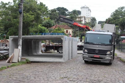 Após cinco meses, inicia obra para reparar buraco na área central de Garibaldi <!-- NICAID(15735674) -->