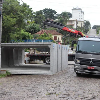 Após cinco meses, inicia obra para reparar buraco na área central de Garibaldi <!-- NICAID(15735674) -->