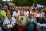 Missa pelo papa reúne centenas de pessoas em praça da Argentina; veja vídeo
