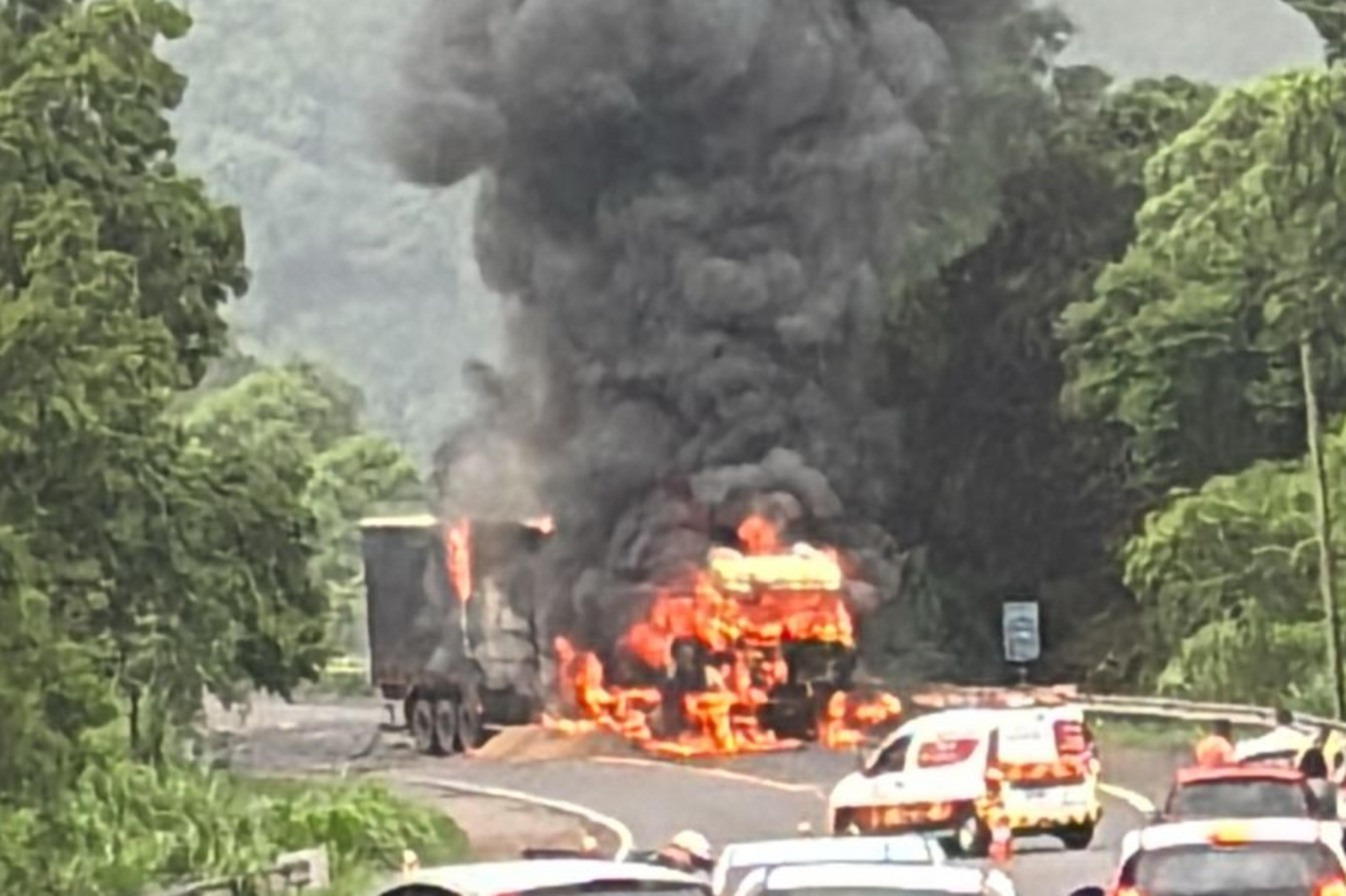 Carro e carreta pegam fogo e uma pessoa morre ap&oacute;s colis&atilde;o na BR-386, no Vale do Taquari