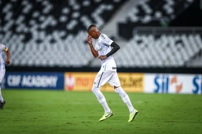 Gremio x BotafogoRS - FUTEBOL/CAMPEONATO BRASILEIRO 2020 /GREMIO X BOTAFOGO - ESPORTES - Lance da partida entre Gremio e Botafogo disputada na noite desta segunda-feira no Estadio do Engenhao, no Rio de Janeiro, em partida valida pela Campeonato Brasileiro 2020. FOTO: LUCAS UEBEL/GREMIO FBPAEditoria: SPOLocal: Rio de JaneiroIndexador: Lucas UebelSecao: futebolFonte: Gremio.netFotógrafo: Gremio x Botafogo<!-- NICAID(14709764) -->