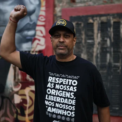 PORTO ALEGRE, RS, BRASIL, 31-10-2025: Especial Raízes Negras: Fundada em 2021, a Griô Burguer busca ser um reduto de exaltação e conscientização da luta antirracista e da cultura afro-brasileira em Porto Alegre. Na foto, o criador e proprietário, Luiz Roberto Bomfim Sampaio. Foto: Renan Mattos / Agência RBS<!-- NICAID(16165411) -->