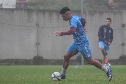 Caxias volta a treinar no CT após três dias fazendo as atividades em ginásio, devido às chuvas. Na foto: meia Tomas Bastos.<!-- NICAID(15753520) -->