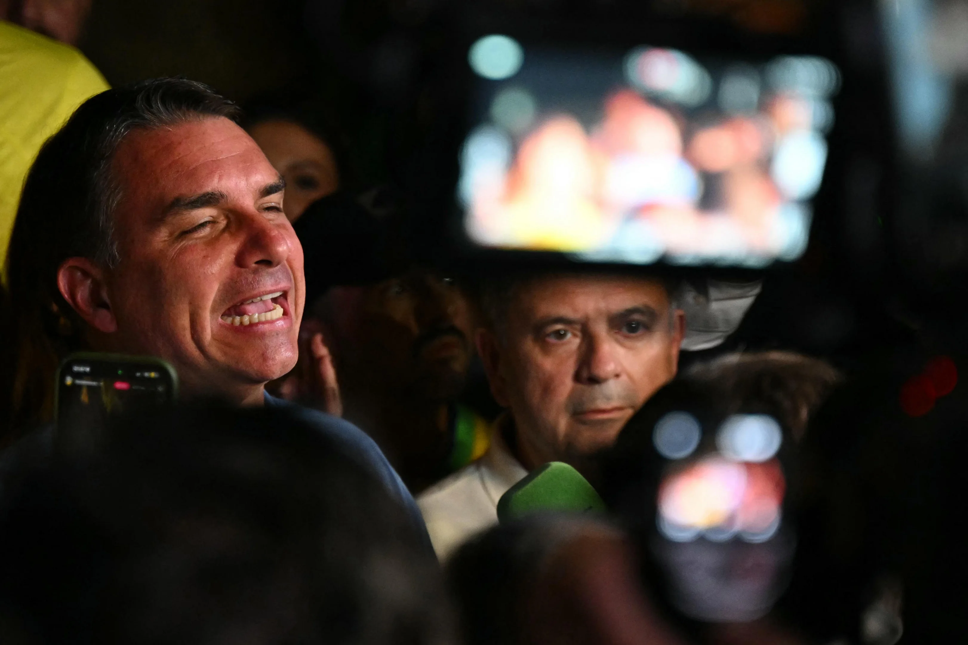 Imprensa internacional destaca surpresa com desempenho de Flávio Bolsonaro no 1º turno