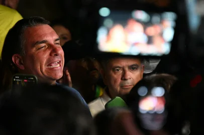 Brazil's right-wing senator and presidential candidate for the Liberal Party (PL) Flavio Bolsonaro speaks to supporters following the partial results of the presidential election in Brasilia, Brazil on October 4, 2026. Brazilian senator Flavio Bolsonaro, son of the far-right former leader Jair Bolsonaro, finished ahead of President Luiz Inacio Lula da Silva in the election on October 4, 2026, which will go to a run-off in three weeks. (Photo by Evaristo SA / AFP)Editoria: POLLocal: BrasíliaIndexador: EVARISTO SASecao: electionFonte: AFPFotógrafo: STF<!-- NICAID(16380303) -->
