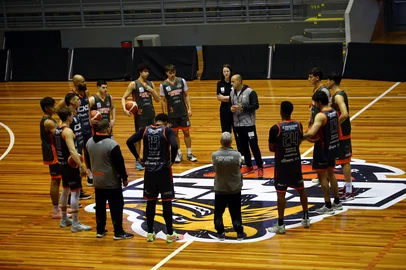 CAXIAS DO SUL, RS, BRASIL, 01/09/2025. Treino do Caxias do Sul Basquete no Ginásio do Sesi. O time está se preparando para a temporada 2025/2026 do Novo Basquete Brasil - NBB 2025/2026. Na foto, técnico Rodrigo Barbosa. (Porthus Juniior/Agência RBS)<!-- NICAID(16114740) -->