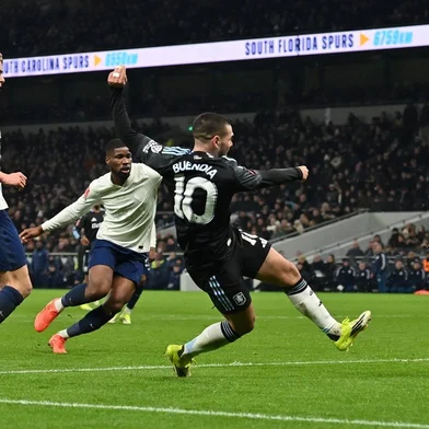 Emiliano Buendíz, futebol, Aston Villa
