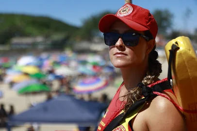 TORRES, RS, BRASIL, 19-02-2026: No litoral Norte gaúcho, 44 guarda vidas atuam na Operação Verão garantindo a segurança de moradores e turistas. A reportagem conversou com duas profissionais que integram a equipe e relataram a rotina de prevenção, orientação aos banhistas e salvamentos nas praias da região. Foto: Jeff Botega/Agência RBSIndexador: jeff botega<!-- NICAID(16228164) -->