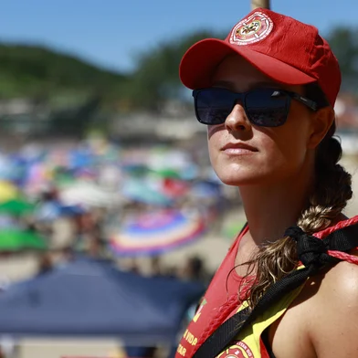 TORRES, RS, BRASIL, 19-02-2026: No litoral Norte gaúcho, 44 guarda vidas atuam na Operação Verão garantindo a segurança de moradores e turistas. A reportagem conversou com duas profissionais que integram a equipe e relataram a rotina de prevenção, orientação aos banhistas e salvamentos nas praias da região. Foto: Jeff Botega/Agência RBSIndexador: jeff botega<!-- NICAID(16228164) -->