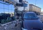 Câmera flagra momento que caminhão desgovernado atinge carros e prédios em Carazinho