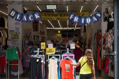 Como comerciantes e clientes estão se mobilizando na Black Friday 2024.<!-- NICAID(15925119) -->
