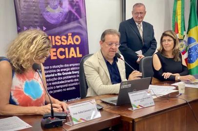 Comissão Especial da energia elétrica na Assembleia identifica "graves problemas" e recomenda melhorias às concessionárias. Na foto: deputados Sofia Cavedon (PT), Edivilson Brum (MDB) e Adriana Lara (PL).<!-- NICAID(15938807) -->