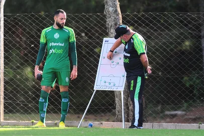 CAXIAS DO SUL, RS, BRASIL, 17/03/2023. Jogo-treino do Juventude no Centro de Formação de Atletas e Cidadãos (Cfac). O Ju se prepara para a Série B do Campeonato Brasileiro 2023. Na foto, atacante Rodrigo Rodrigues (E) e técnico Pintado. (Porthus Junior/Agência RBS)Indexador:                                 <!-- NICAID(15378887) -->