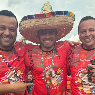 Representantes da oposição e da situação aproveitam juntos o carnaval de Caxias<!-- NICAID(15987658) -->