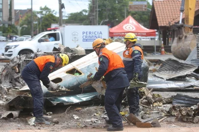 GRAMADO, RS, BRASIL, 22/12/2024. Um avião caiu na manhã deste domingo (22), em Gramado, na serra gaúcha e matou 10 pessoas da família Galeazzi. O acidente aconteceu na região da Avenida das Hortênsias esquina com a rua Ema Bastos, no bairro Avenida Central. (Porthus Junior/Agência RBS)<!-- NICAID(15941154) -->