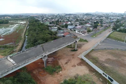 Esteio, RS, Brasil, 12/09/2022 - Obras paradas há 9 anos no viaduto na saída da Rodovia do Parque, em direção Avenida Celina Chaves Kroeff - Foto: Lauro Alves/Agência RBS<!-- NICAID(15203663) -->