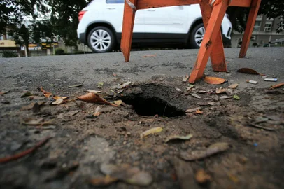***FOTOS PARA MATERIA DIA 08082022***PORTO ALEGRE, RS, BRASIL, 08/08/2022- Buraco na Avenida do Forte com a R. Marco Polo. Foto: Ronaldo Bernardi / Agencia RBS<!-- NICAID(15167945) -->
