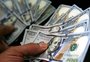Dólar interrompe sequência de 12 quedas, mas fecha abaixo de R$ 5,80 por um triz