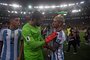 Brazil's goalkeeper Alisson (C) talks with Argentina's midfielder Rodrigo De Paul (R) after clashes erupted on the stands with fans and the Brazilian police before the start of the 2026 FIFA World Cup South American qualification football match between Brazil and Argentina at Maracana Stadium in Rio de Janeiro, Brazil, on November 21, 2023. (Photo by CARL DE SOUZA / AFP)Editoria: SPOLocal: Rio de JaneiroIndexador: CARL DE SOUZASecao: soccerFonte: AFPFotógrafo: STF<!-- NICAID(15604946) -->
