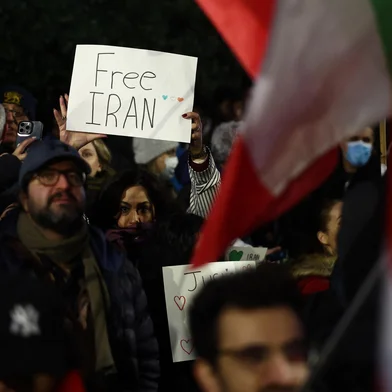 An anti-Iranian regime protester holds up a "Free Iran" placard during a gathering outside the Iranian Embassy, central London, on January 9, 2026. Iran FM says US, Israel 'directly intervening' in protests. Iran's foreign minister accused the United States and Israel on Friday of fuelling a growing protest movement in the country, while dismissing the possibility of direct foreign military intervention after US warnings over crackdowns on demonstrators. (Photo by HENRY NICHOLLS / AFP)<!-- NICAID(16201510) -->
