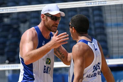 Brazil's Alison Cerutti (L) celebrates with Brazil's Alvaro Morais Filho after a point in their men's preliminary beach volleyball pool D match between Brazil and Argentina during the Tokyo 2020 Olympic Games at Shiokaze Park in Tokyo on July 24, 2021. (Photo by Angela WEISS / AFP)Editoria: SPOLocal: TokyoIndexador: ANGELA WEISSSecao: volleyballFonte: AFPFotógrafo: STF<!-- NICAID(14843843) -->