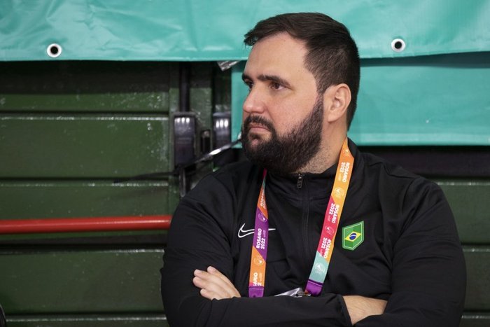 Os atletas estão indo jogar lá fora, alerta treinador do Brasil sub-20 no  futsal