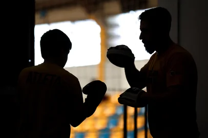 ESTEIO, RS, BRASIL, 18-12-2025: Projeto Gurizada Olímpica, da prefeitura de Esteio, oferece aulas gratuitas de boxe para crianças e adolescentes da comunidade. Foto: Bruno Todeschini/Agência RBS<!-- NICAID(16190177) -->