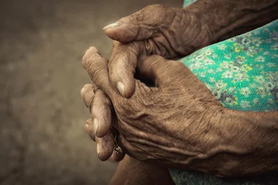 Mãos terceira idade. Foto: carlostomaz / stock.adobe.comFonte: 87115179<!-- NICAID(15527127) -->