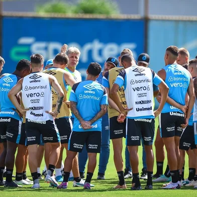 Renato Portaluppi conversa com o elenco do Grêmio