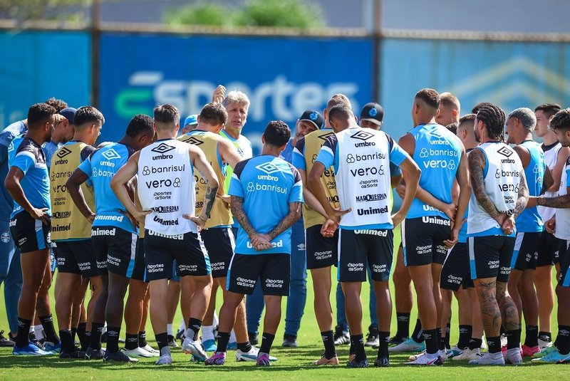 Renato Portaluppi conversa com o elenco do Grêmio
