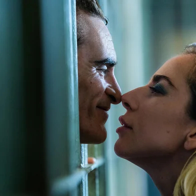 (L to r) JOAQUIN PHOENIX as Arthur Fleck and LADY GAGA as Lee Quinzel in Warner Bros. Pictures’ JOKER: FOLIE À DEUX, a Warner Bros. Pictures release. (PRESS KIT)<!-- NICAID(15880338) -->