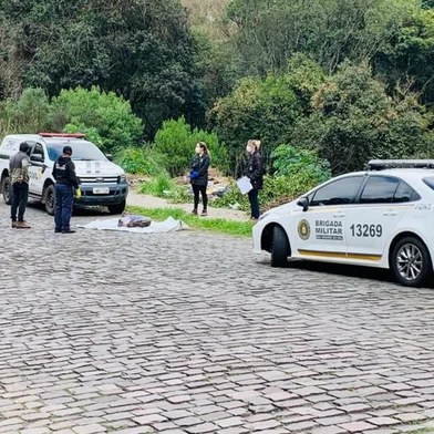 A Polícia Civil investiga como homicídio a ossada encontrada dentro de uma mala, em Caxias do Sul. Os restos estavam no bairro Mariani e foram achados na manhã desta segunda-feira (21) por dois adolescentes, um de 15 e outro 16 anos, que trabalham com coleta de sucatas.<!-- NICAID(15516685) -->