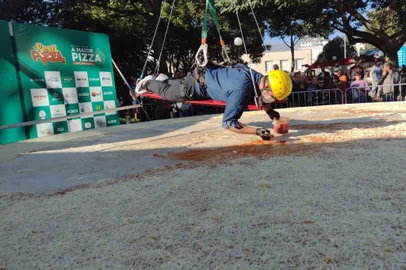 Serafina Corrêa quer quebrar, neste sábado (3), recorde nacional com guindaste e pizzaiolo de rapel para a maior pizza do Brasil. São utilizados 150 quilos de massa, 30 quilos de fermento natural, 40 quilos de molho de tomate, 120 quilos de queijo ralado, 100 quilos de calabresa e 4 quilos de manjericão.<!-- NICAID(15446668) -->