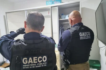 O Ministério Público realizou, nesta terça-feira (27.05.2025), uma operação contra um suspeito de usar nomes de autoridades em golpe do nudes. A ofensiva ocorreu em Gravataí, na Região Metropolotiana, e teve como alvo um homem de 23 anos <!-- NICAID(16046448) -->
