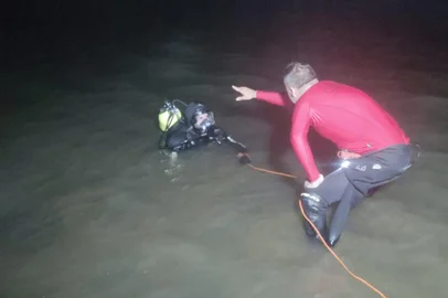 Jovem de 19 anos morre afogado em Pinto Bandeira. Na foto, bombeiros trabalhando no resgate na Cascata dos Amores<!-- NICAID(15926447) -->