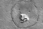 This handout image from NASA taken by the HIRISE camera aboard the Mars Reconnaissance Orbiter and released on January 25, 2023 by the University of Arizona shows a formation on Mars that resembles a bear. - Yogi, Paddington and Winnie the Pooh, move over. There's a new bear in town. Or on Mars, anyway. The beaming face of a cute-looking teddy bear appears to have been carved into the surface of our nearest planetary neighbour, waiting for a passing satellite to discover it. And when the Mars Reconaissance Orbiter passed over last month, carrying aboard the most powerful camera ever to venture into the Solar System, that's exactly what happened. (Photo by Handout / NASA/JPL-Caltech/UArizona / AFP) / RESTRICTED TO EDITORIAL USE - MANDATORY CREDIT "AFP PHOTO / NASA/JPL-Caltech/UArizona " - NO MARKETING - NO ADVERTISING CAMPAIGNS - DISTRIBUTED AS A SERVICE TO CLIENTSEditoria: SCILocal: In spaceIndexador: HANDOUTSecao: space programmeFonte: NASA/JPL-Caltech/UArizonaFotógrafo: Handout<!-- NICAID(15335647) -->