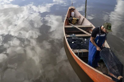 RIO GRANDE, RS, BRASIL - 2025.04.14 - Safra do camarão decepciona pescadores em Rio Grande, no sul do Estado. Em 2025, a captura começou em fevereiro e segue até o fim de maio, com expectativa de ser uma temporada melhor do que em 2024, o que não ocorreu. Prefeitura estima safra 50% abaixo do esperado. Segundo especialistas, enchente de maio de 2024 foi a responsável pelo resultado ruim até o momento. Na foto: Santos Rodalto Gonçalves Oriente, conhecido como Darti (Fotos: André Ávila/ Agência RBS)Indexador: Andre Avila<!-- NICAID(16018944) -->