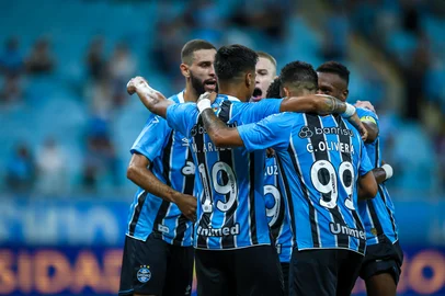 RS - FUTEBOL/CAMPEONATO BRASILEIRO 2025/GREMIO x ATLETICO-MG - ESPORTES - Lance da partida entre Gremio e Atletico-MG disputada na tarde deste sabado, na Arena do Gremio, em partida valida pela Campeonato Brasileiro 2025. FOTO: LUCAS UEBEL/GREMIO FBPA<!-- NICAID(16010045) -->