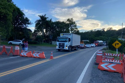 Trânsito volta a ser orientado em comboios na BR-470, entre Bento Gonçalves e Veranópolis.<!-- NICAID(15989672) -->