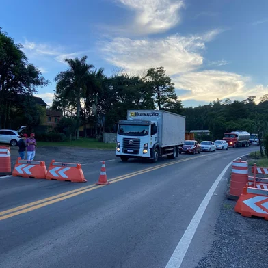 Trânsito volta a ser orientado em comboios na BR-470, entre Bento Gonçalves e Veranópolis.<!-- NICAID(15989672) -->
