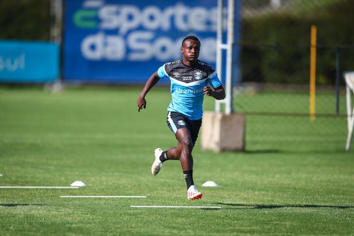 Promessa da base garante vitória do Grêmio em jogo-treino