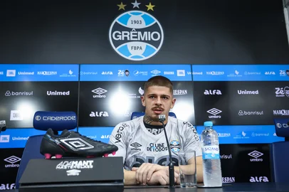 RS - FUTEBOL/APRESENTACAO GREMIO  - ESPORTES - Diretor de futebol do Gremio, Guto Peixoto, apresenta o goleiro Jorge como novo reforÃ§o do Gremio para a temporada 2025. FOTO: LUCAS UEBEL/GREMIO FBPA<!-- NICAID(16003771) -->