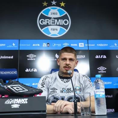 RS - FUTEBOL/APRESENTACAO GREMIO  - ESPORTES - Diretor de futebol do Gremio, Guto Peixoto, apresenta o goleiro Jorge como novo reforÃ§o do Gremio para a temporada 2025. FOTO: LUCAS UEBEL/GREMIO FBPA<!-- NICAID(16003771) -->